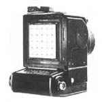 Камера «Hasselblad», в которой установлена стеклянная пластинка с нарисованными крестиками (вид со снятой кассетой для пленки)