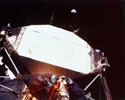 Фото NASA AS11-40-5924. Земля над лунным модулем «Аполлона-11».