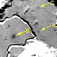 Фотография со спутника Луны «Клементина». Стрелка с буквой «А» показывает на место посадки «Аполлона-15»