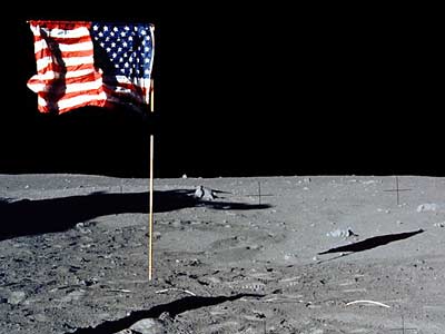 Фото NASA AS11-40-5905 (фрагмент). Флаг и тень от него.