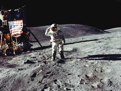 Фото NASA AS16-113-18342. Астронавт Чарльз Дьюк отдает честь флагу. На заднем плане - гора Каменная.