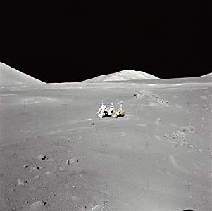 Фото NASA AS17-137-21011. Холмы и склоны в районе посадки «Аполлона-17»