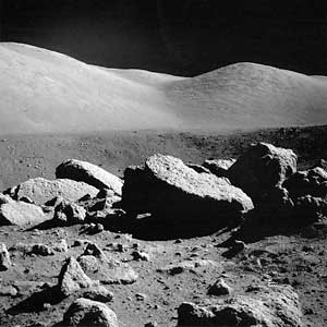 Фото NASA AS17-145-22159. Большие камни на валу кратера Камелот.