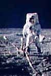 Фото NASA AS12-46-6813 (фрагмент). Астронавт Алан Бин устанавливает магнитометр на лунной поверхности.