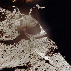 Фото NASA AS15-88-11890 (фрагмент). После опыта Галилея. Перо и молоток в лунной пыли.