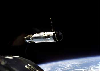 Фото NASA S66-25781. Первая стыковка в космосе. Последняя ступень ракеты 