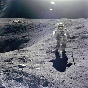 Фото NASA АS16-114-18423. Астронавт Чарльз Дьюк собирает геологические образцы.