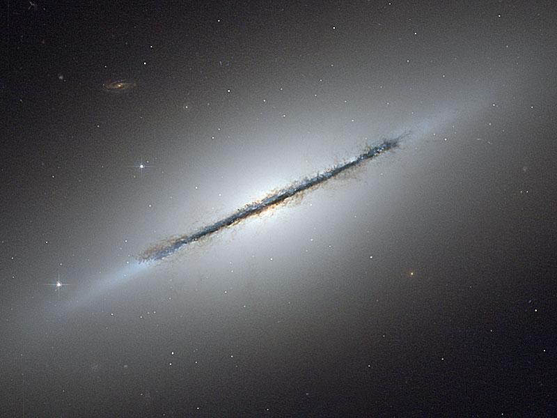 NGC 5866: галактика, видимая с ребра